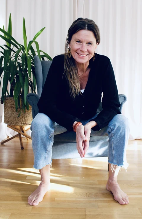 Malin Rydesjö sitter i en fåtölj och ler
